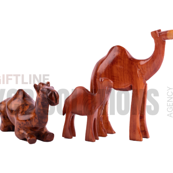Famille de chameaux décoratifs artisanaux en bois naturel